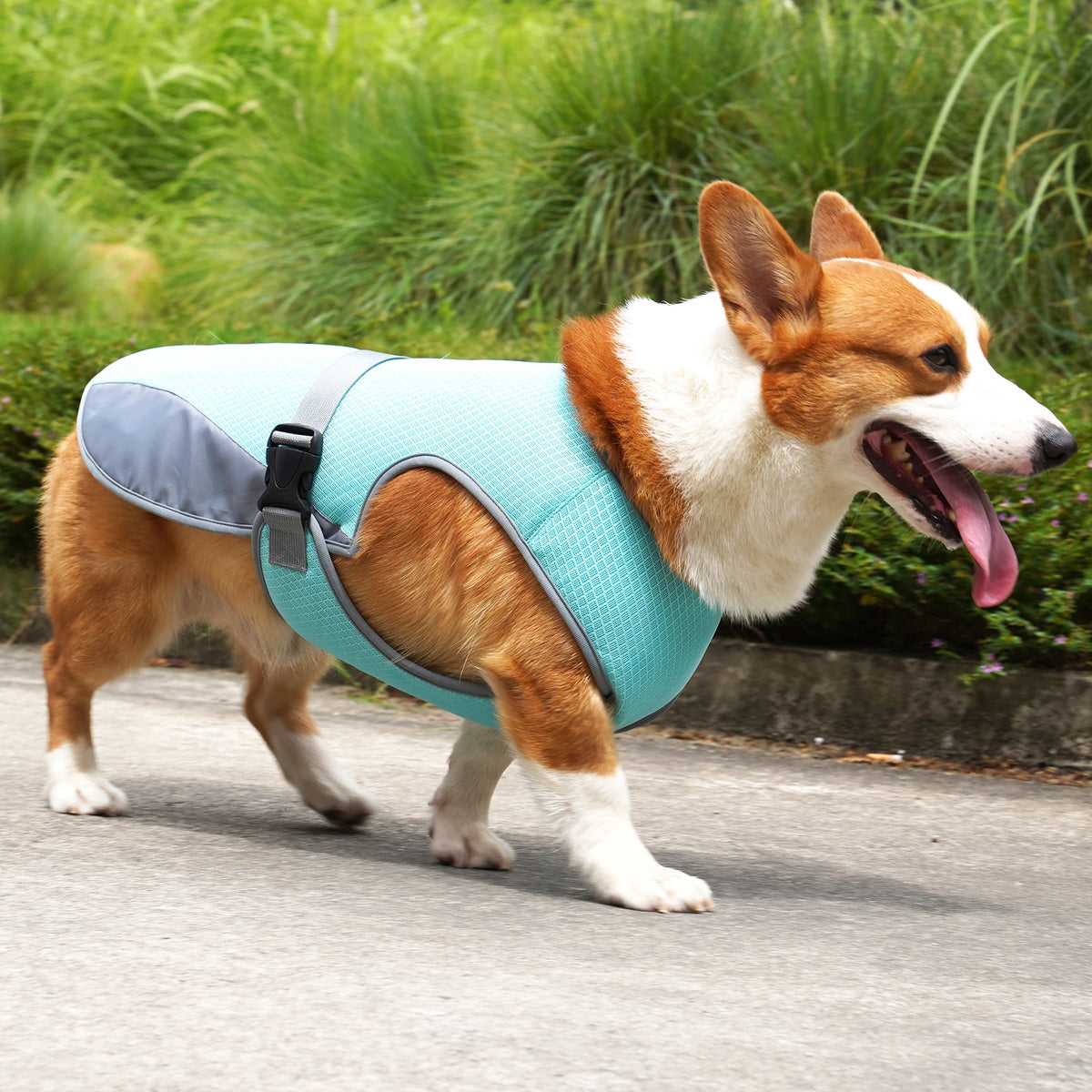 Breathable Cooling Vest for Dogs - close-up of reflective strips